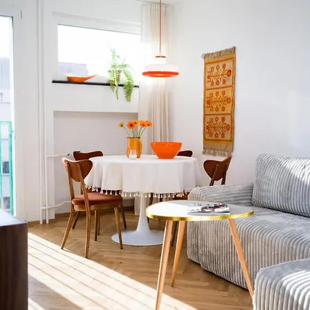 Orange And Towers Apartment *