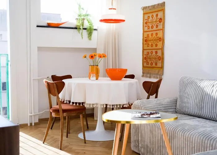 Orange And Towers Apartment *